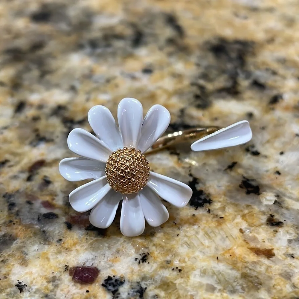 Into The Bloom Daisy Flower Ring - Picture 5 of 12